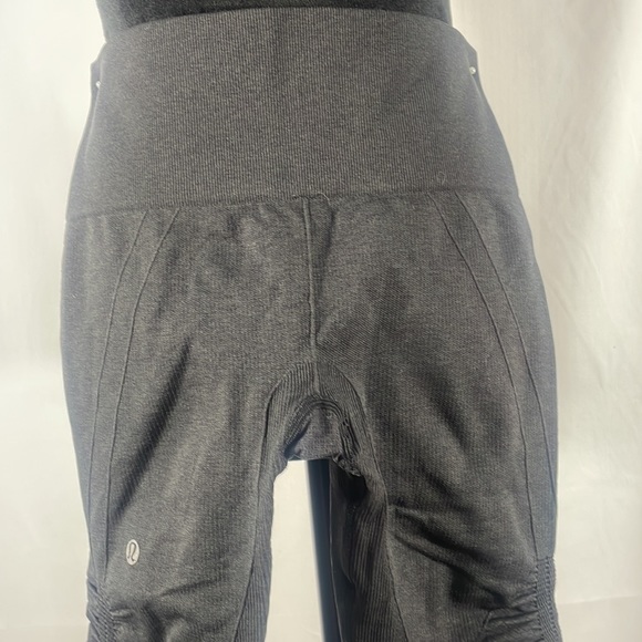 Lululemon Grey, Ebb to street crop leggings,seamless, Small, Size 4 - Picture 4 of 5